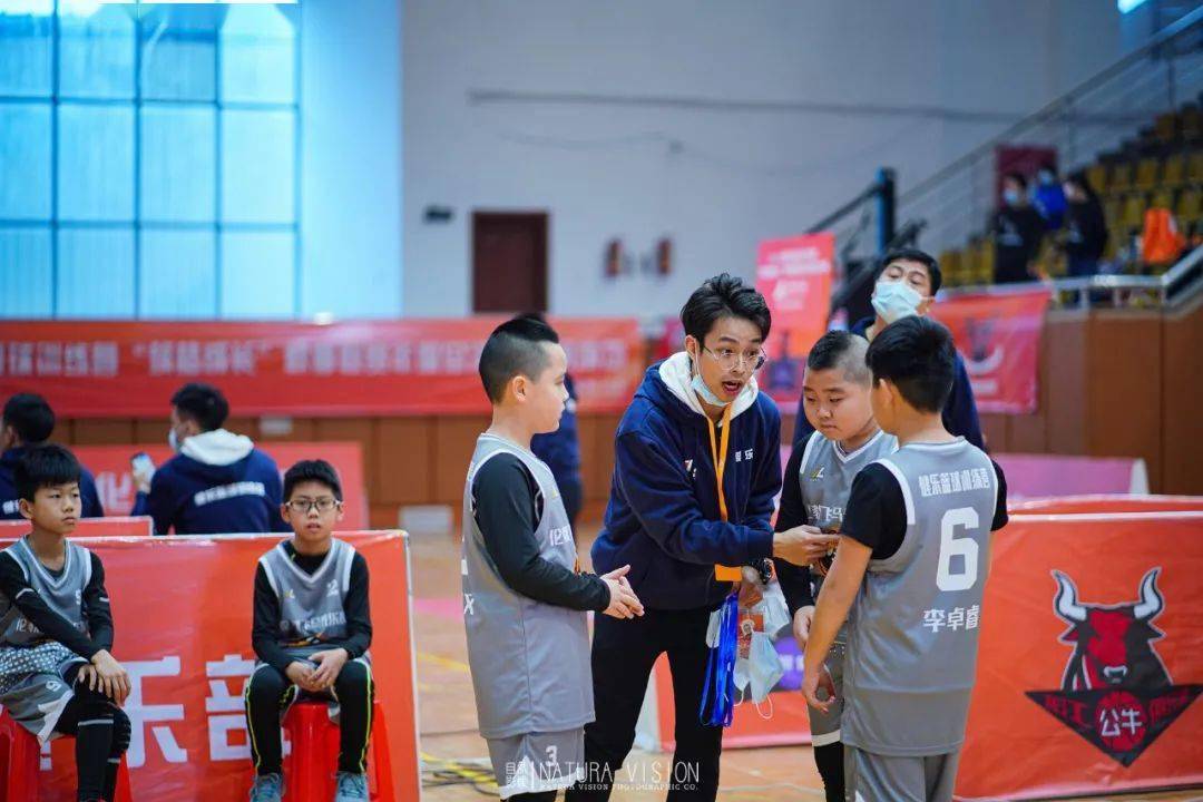 包含公牛队球员与当地学校合作举办篮球训练营的词条