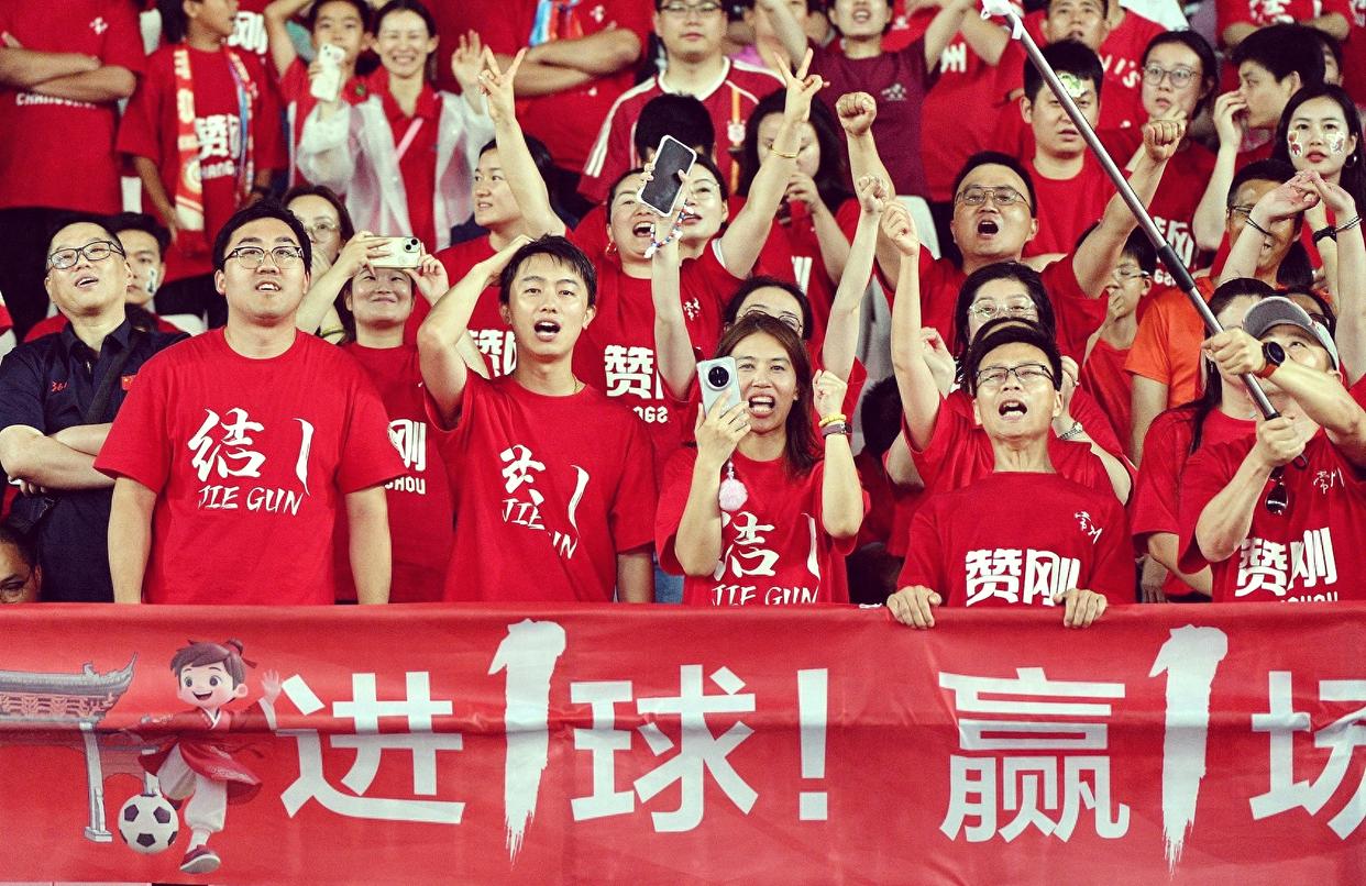 C7娱乐app-足球职业联赛近期赛事备受关注，球迷热情高涨(足球职业联赛近期赛事备受关注,球迷热情高涨的原因)